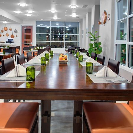 Holiday Inn Windsor - Wine Country By Ihg Exteriör bild